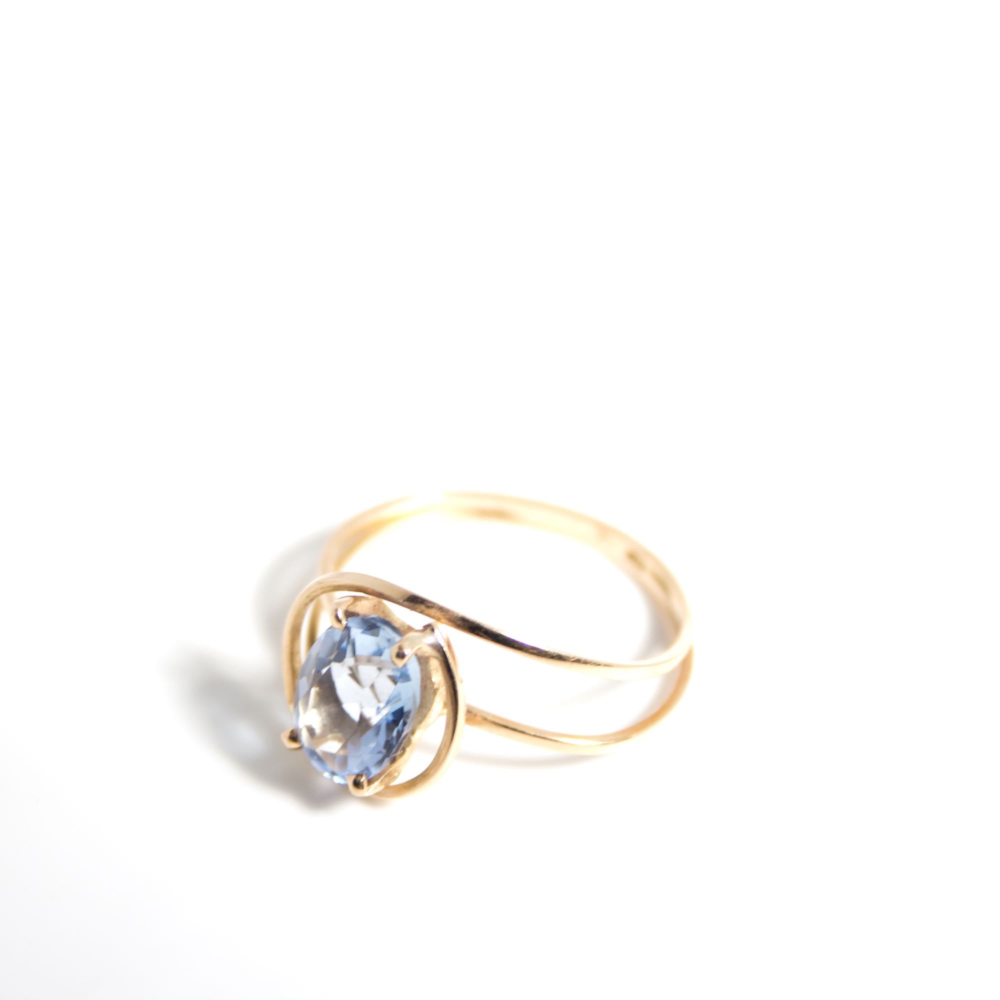 Anillo oro amarillo aguamarina