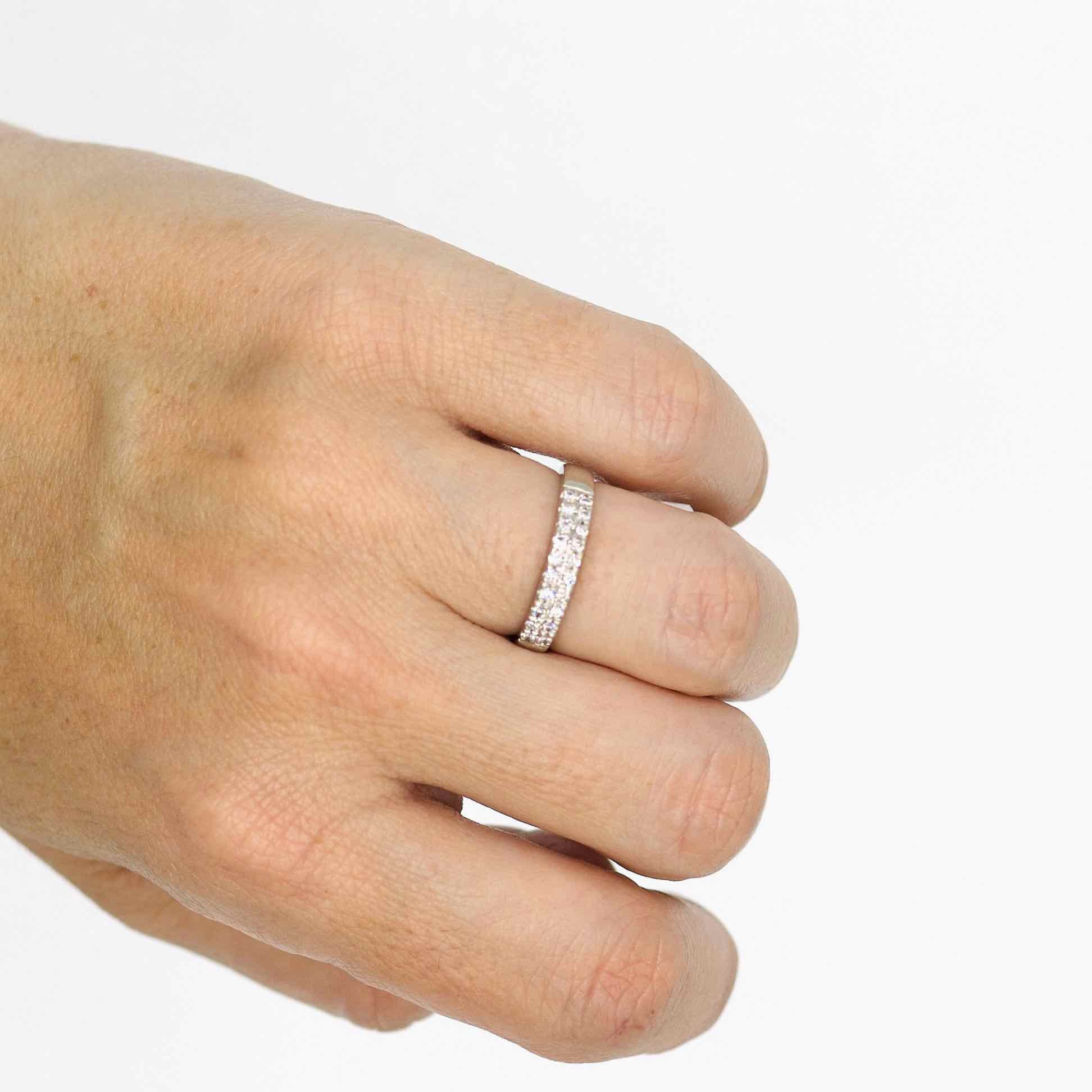 Medio cintillo platino y brillantes