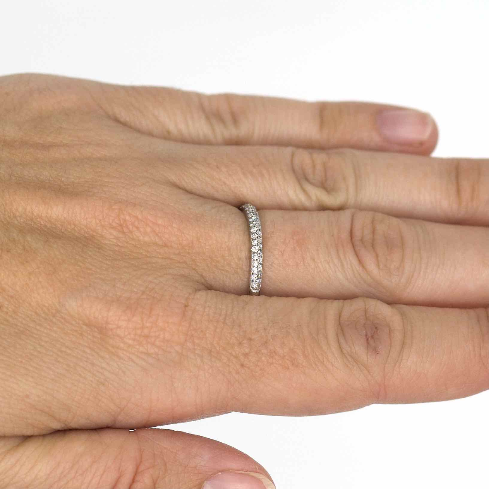 Anillo oro blanco medio cintillo