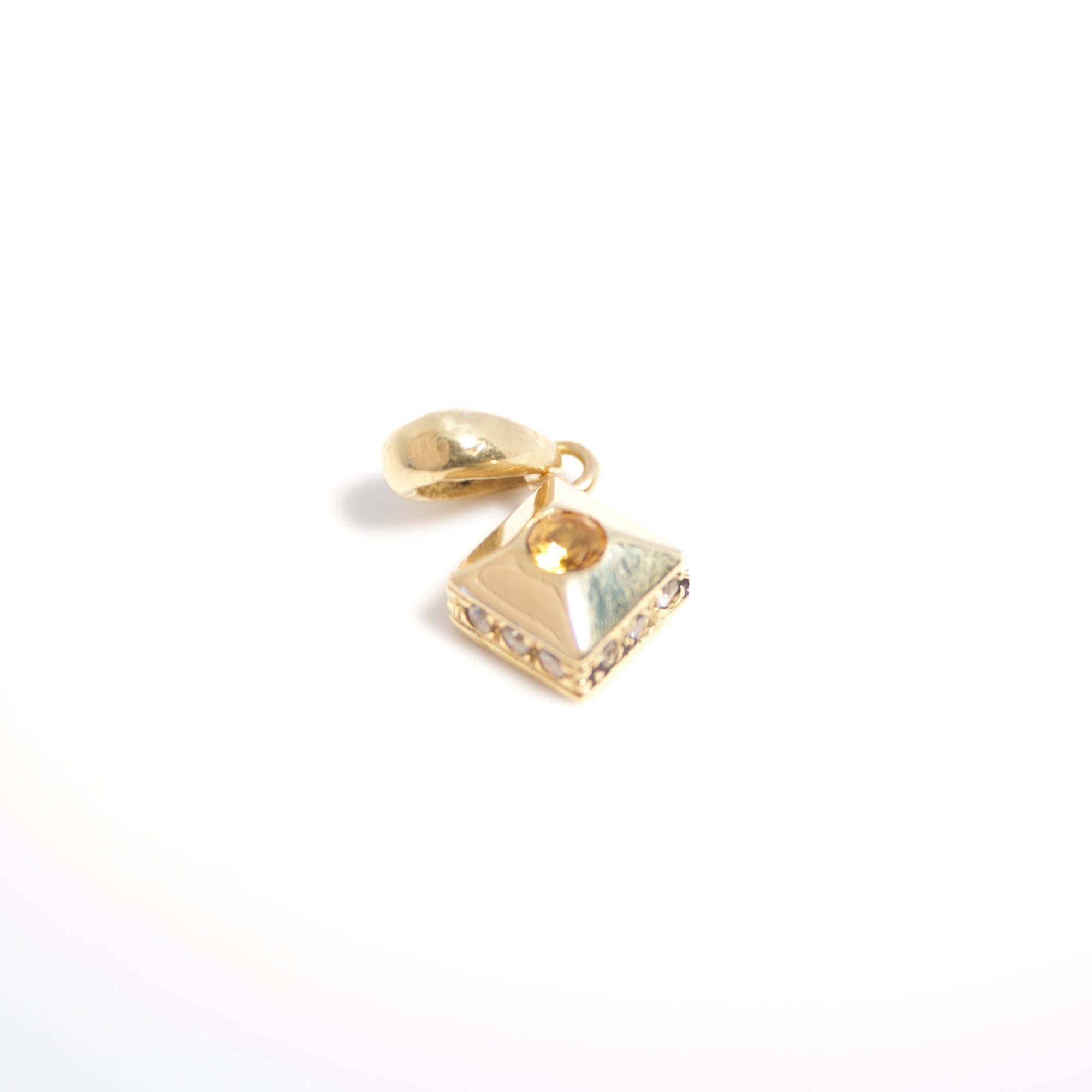 charm piramide