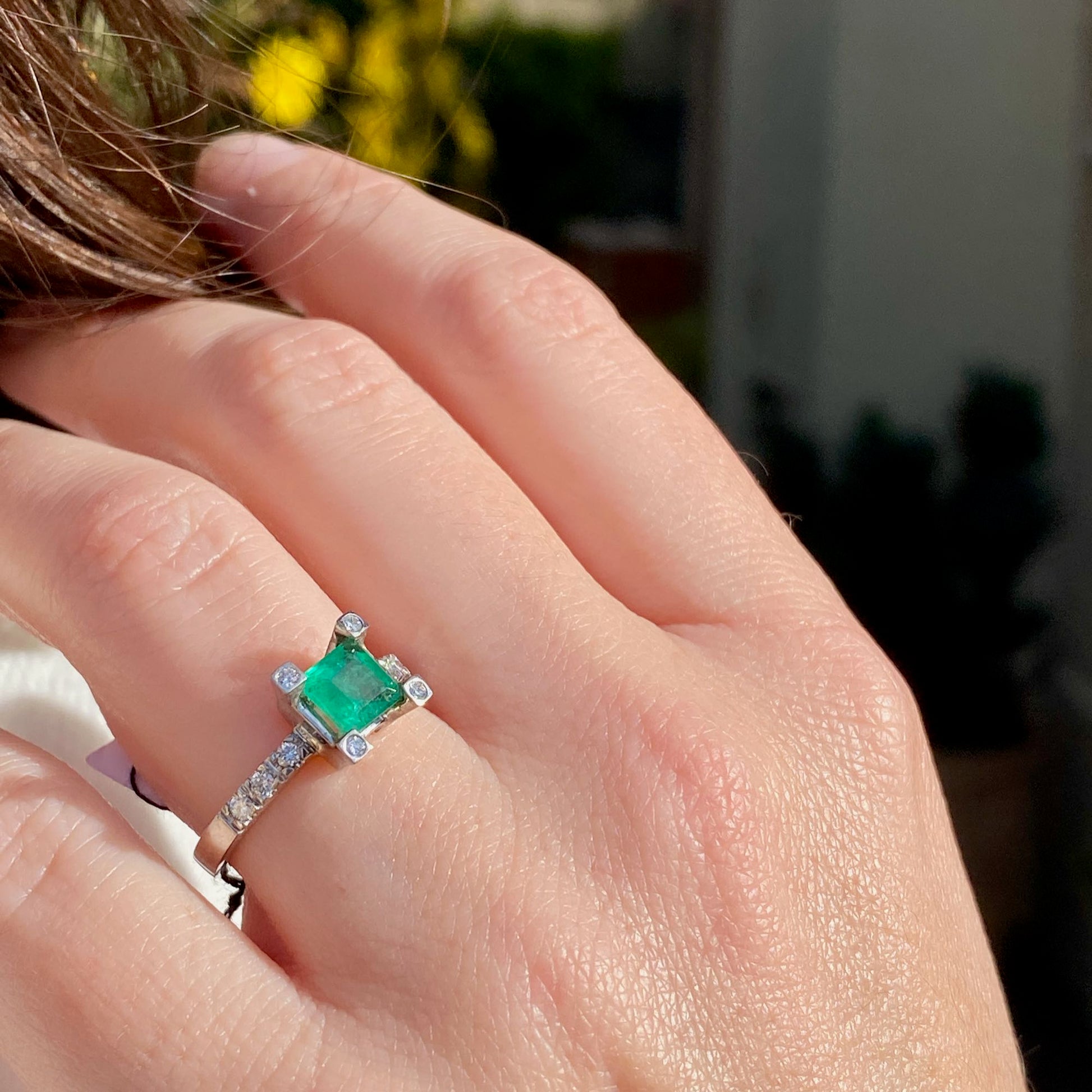 Anillo Oro blanco y esmeralda