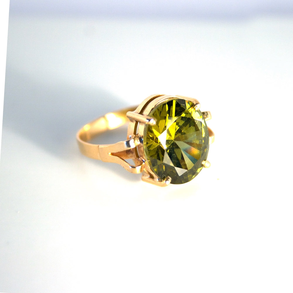 Anillo oro amarillo con olivino