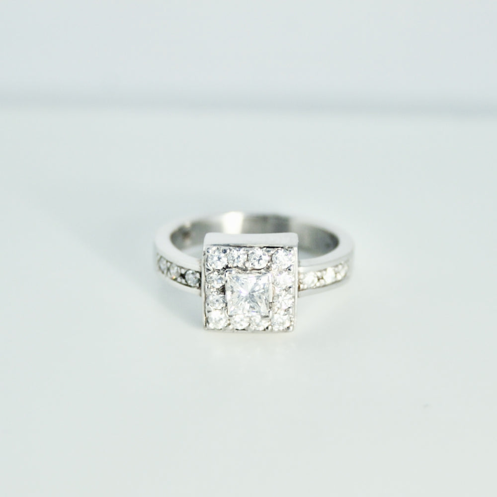 Anillo Oro blanco cuadrado  brillante princess