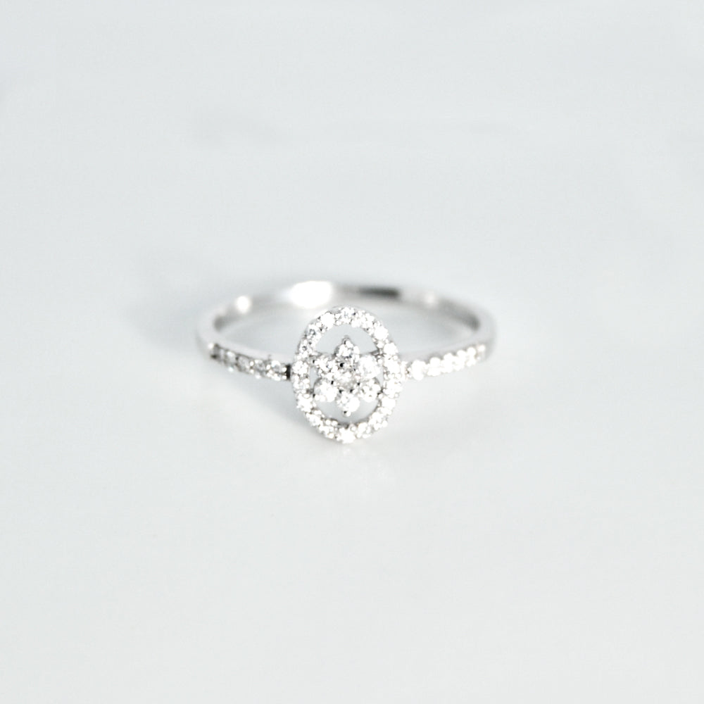 Anillo Oval Oro Blanco y diamantes