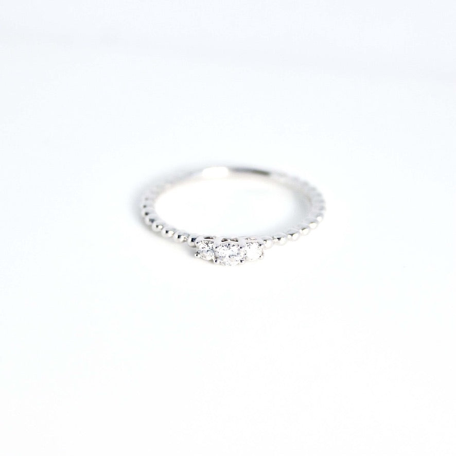 Anillo Oro blanco cuerpo bolitas