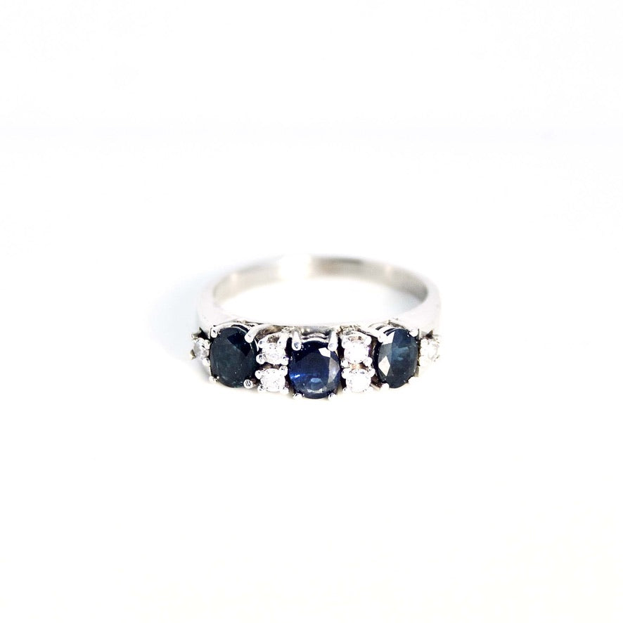 Anillo Platino, brillantes y tres zafiros oval