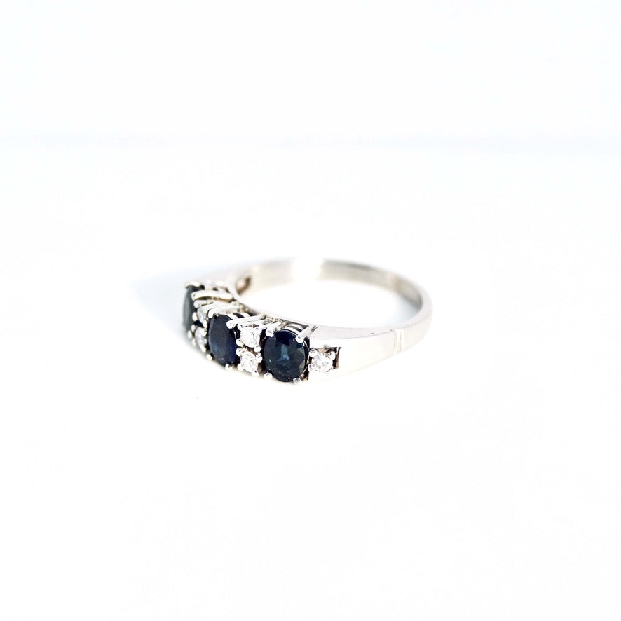 Anillo Platino, brillantes y tres zafiros oval