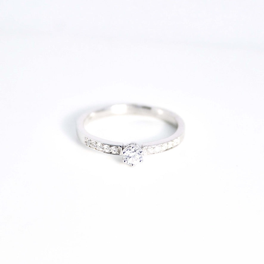 Anillo oro blanco 5 brillantes