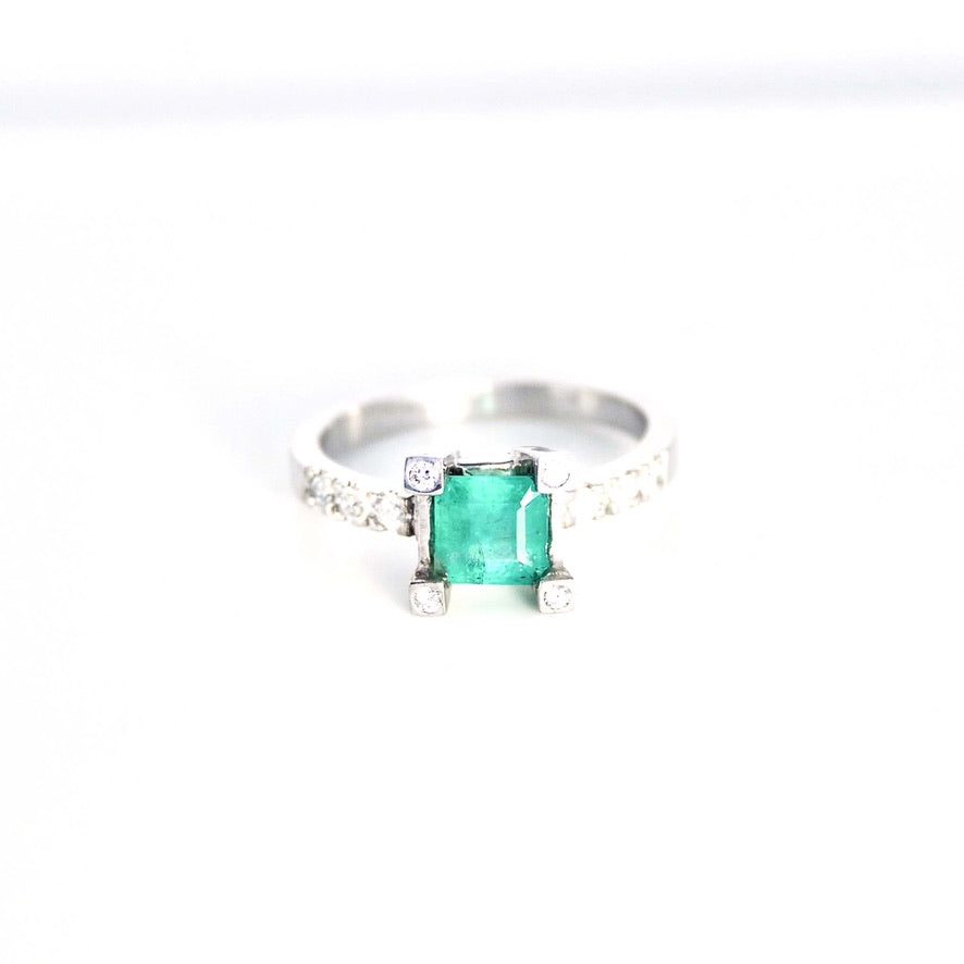 Anillo Oro blanco y esmeralda